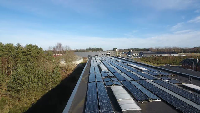 Luftfoto von unserem Werk mit Solarzellen auf dem Dach.