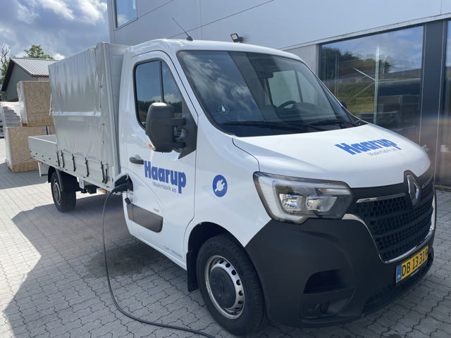 Elektro-LKW lädt vor dem eigenen Werksgebäude von Haarup.