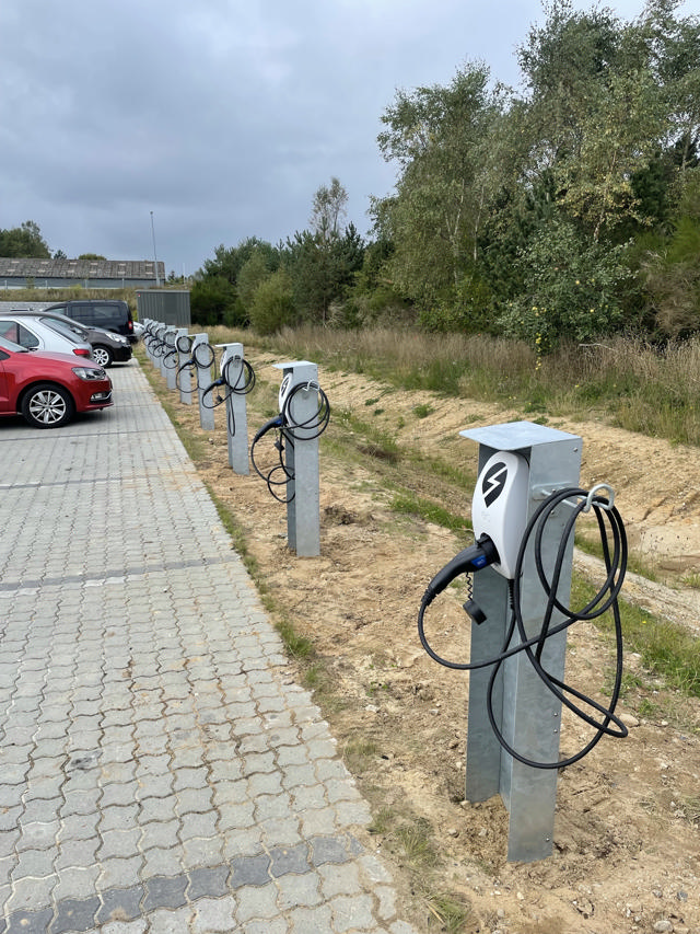 Ladestationen für eine Reihe von Elektroautos auf dem Parkplatz von Haarup.