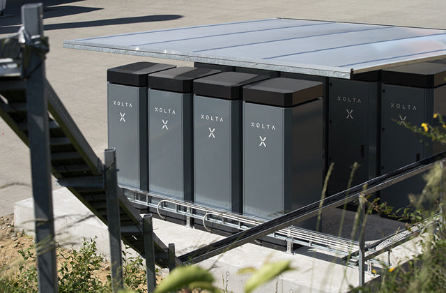 Xolta- Batterieanlage unter einem Vordach zur Speicherung überschüssiger Energie.