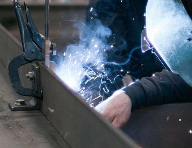 Schmied schweist gerade an einer Ausrüstung